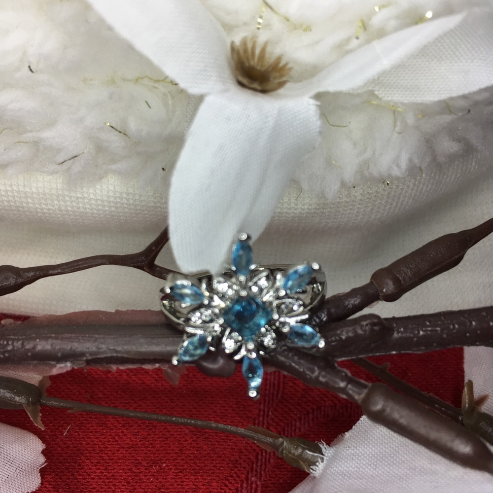 Blue Rhinestone Flower Ring Sz 6 NWOT - Picture 3 of 10